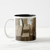 Ein militärisch arbeitender Hund sitzt auf einem M Zweifarbige Tasse (Links)