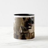 Ein militärisch arbeitender Hund sitzt auf einem M Zweifarbige Tasse (Mittel)