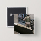 Ein Militärpolizist nutzt eine Runde, die durchbro Button (Vorne & Hinten)