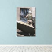 Ein Militärpolizist nutzt eine Runde, die durchbro Leinwanddruck (Insitu (Holzboden))