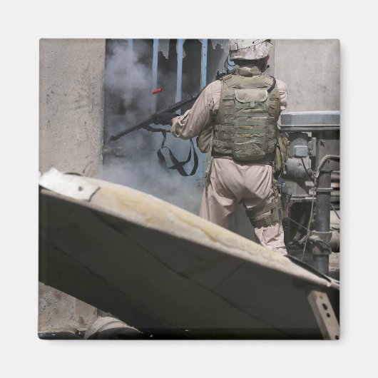 Ein Militärpolizist nutzt eine Runde, die durchbro Magnet (Vorne)