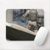 Ein Militärpolizist nutzt eine Runde, die durchbro Mousepad (Mit Mouse)