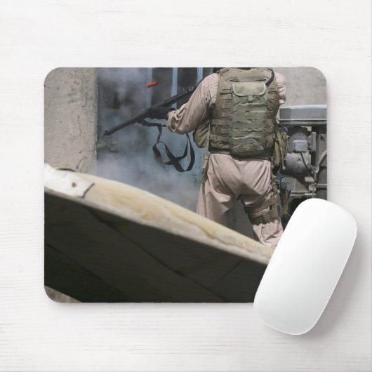 Ein Militärpolizist nutzt eine Runde, die durchbro Mousepad (Mit Mouse)
