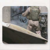 Ein Militärpolizist nutzt eine Runde, die durchbro Mousepad (Vorne)