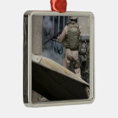 Ein Militärpolizist nutzt eine Runde, die durchbro Silbernes Ornament (Rechts)