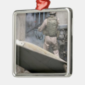 Ein Militärpolizist nutzt eine Runde, die durchbro Silbernes Ornament (Links)