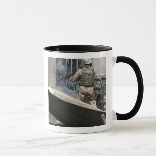 Ein Militärpolizist nutzt eine Runde, die durchbro Tasse (Rechts)