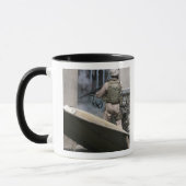 Ein Militärpolizist nutzt eine Runde, die durchbro Tasse (Links)