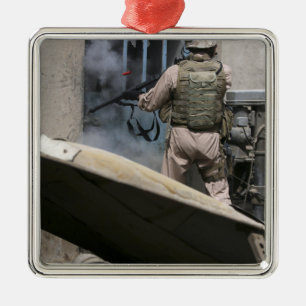 Ein Militärpolizist verwendet um durchbrechen Silbernes Ornament