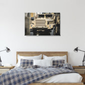 Ein minenresistentes, ambusgeschütztes Fahrzeug Leinwanddruck (Insitu (Schlafzimmer))
