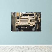 Ein minenresistentes, ambusgeschütztes Fahrzeug Leinwanddruck (Insitu (Holzboden))