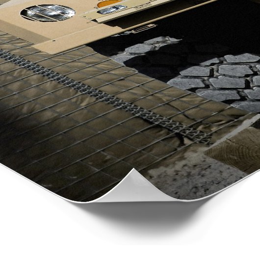 Ein minenresistentes, ambusgeschütztes Fahrzeug Poster (Ecke)