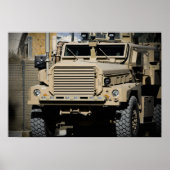 Ein minenresistentes, ambusgeschütztes Fahrzeug Poster (Vorne)