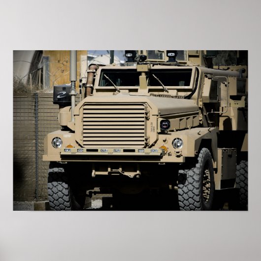 Ein minenresistentes, ambusgeschütztes Fahrzeug Poster (Vorne)