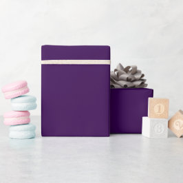 Ein minimalistischer violetter Hintergrund mit dez Geschenkpapier