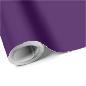 Ein minimalistischer violetter Hintergrund mit dez Geschenkpapier (Rolleneckpunkt)