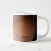 Ein mit Aeroshell angereichertes Raumfahrzeug nähe Jumbo-Tasse (Rechts)