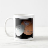 Ein mit Aeroshell angereichertes Raumfahrzeug nähe Kaffeetasse (Links)