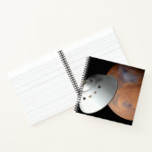 Ein mit Aeroshell angereichertes Raumfahrzeug nähe Notizblock (Innenseite)