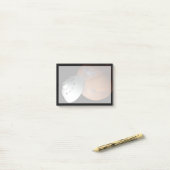 Ein mit Aeroshell angereichertes Raumfahrzeug nähe Post-it Klebezettel (Auf Schreibtisch)