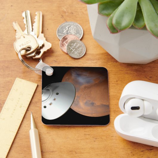 Ein mit Aeroshell angereichertes Raumfahrzeug nähe Schlüsselanhänger (Schreibtisch)