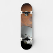Ein mit Aeroshell angereichertes Raumfahrzeug nähe Skateboard (Vorderseite)