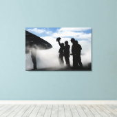 Ein Mitglied der Crew eines Cockpits Leinwanddruck (Insitu (Holzboden))