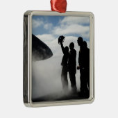 Ein Mitglied der Crew eines Cockpits Ornament Aus Metall (Rechts)