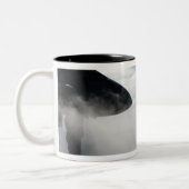 Ein Mitglied der Crew eines Cockpits Zweifarbige Tasse (Links)