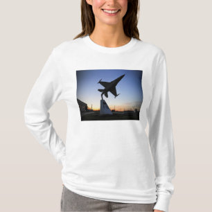 Ein Modellbau eines kämpfenden Falken F-16 C T-Shirt