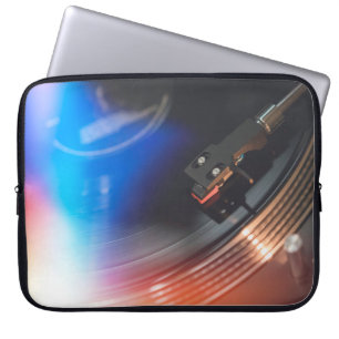 Ein moderner Plattenspieler, um Musik auf Audio-Di Laptopschutzhülle