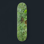 Ein Monarchen-Schmetterling Skateboard<br><div class="desc">Ein 7 3/4 Skateboard,  mit einem Bild eines schönen Monarchen Butterfly,  im Gras,  vorne und hinten.</div>