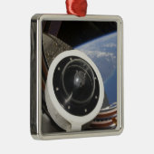 Ein Mondgestein Ornament Aus Metall (Rechts)