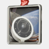 Ein Mondgestein Ornament Aus Metall (Links)