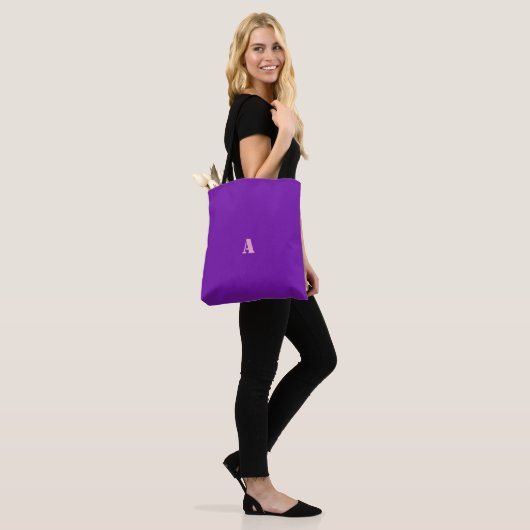 Ein Monogramm Lila Tasche (Am Model)