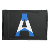 Ein Monogramm überlagert sich auf der schottischen Kissenbezug (Rückseite)