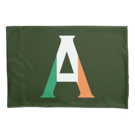 Ein Monogramm überlagert sich auf irischer Flagge Kissenbezug