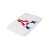 Ein Monogramm überlagerte sich auf der Flagge der  Badematte (Schrägansicht)