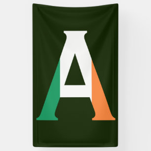 Ein Monogramm überlagerte sich auf irischer Flagge Banner