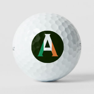 Ein Monogramm überlagerte sich auf irischer Flagge Golfball