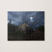 Ein Mountainbiker springt von einer Blockhütte in Puzzle (Horizontal)