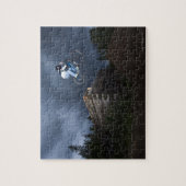 Ein Mountainbiker springt von einer Blockhütte in  Puzzle (Vertikal)