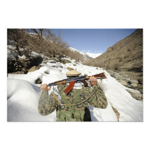 Ein Mujahadeen Schutz geht mit US-Militär membe Fotodruck