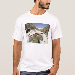 Ein Mujahadeen Schutz geht mit US-Militär membe T-Shirt