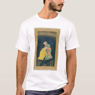 Ein Mulla, der unten zu einem Mann im iranischen T-Shirt