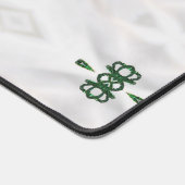 Ein Muster aus weißem Schnee und weihnachtlichem B Schreibtischunterlage (Ecke)