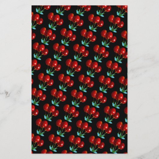 Ein Muster der roten Kirschen auf den Blätter der  (Rückseite)