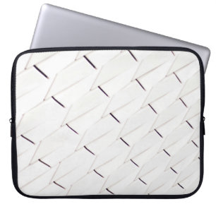 Ein Muster weißer geometrischer Formen in einer Fa Laptopschutzhülle