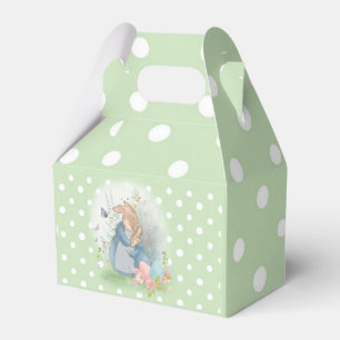 ein Mutterkaninchen und ihr Babykaninchen auf eine Geschenkschachtel