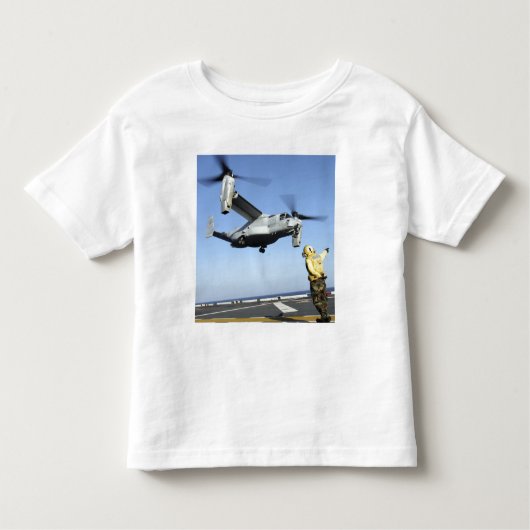Ein MV-22 Osprey startet von der USS Nassau Kleinkind T-shirt (Vorderseite)